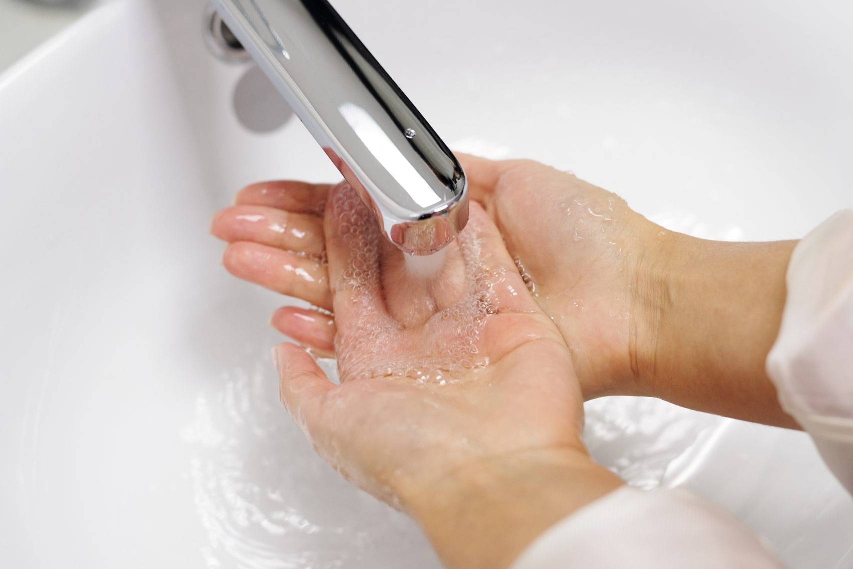 Lavado de manos Foto de Edward Jenner: https://www.pexels.com/es-es/foto/manos-mujer-agua-mojado-4031825/