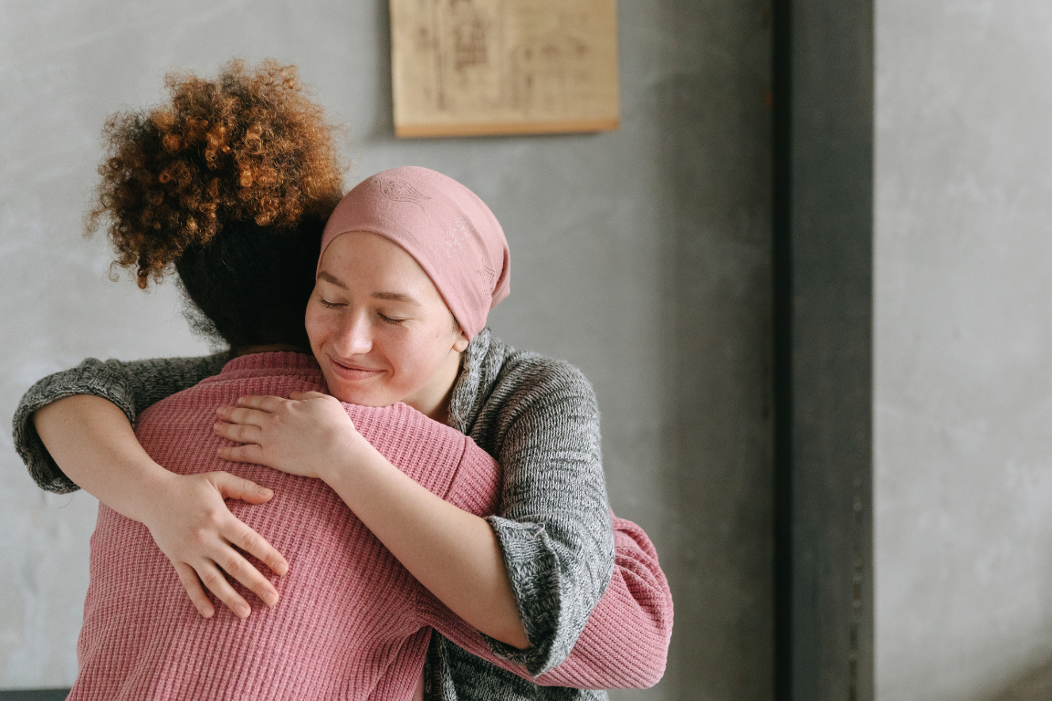 21 de enero: Día del Abrazo dos mujeres abrazándose