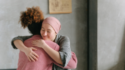 21 de enero: Día del Abrazo dos mujeres abrazándose
