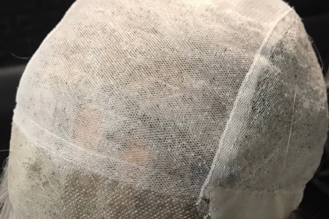 Parte-interna-de-una-peluca-oncologica-tejido-hipoalergenico