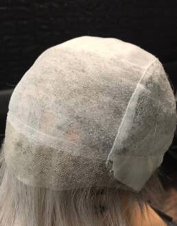 Parte-interna-de-una-peluca-oncologica-tejido-hipoalergenico