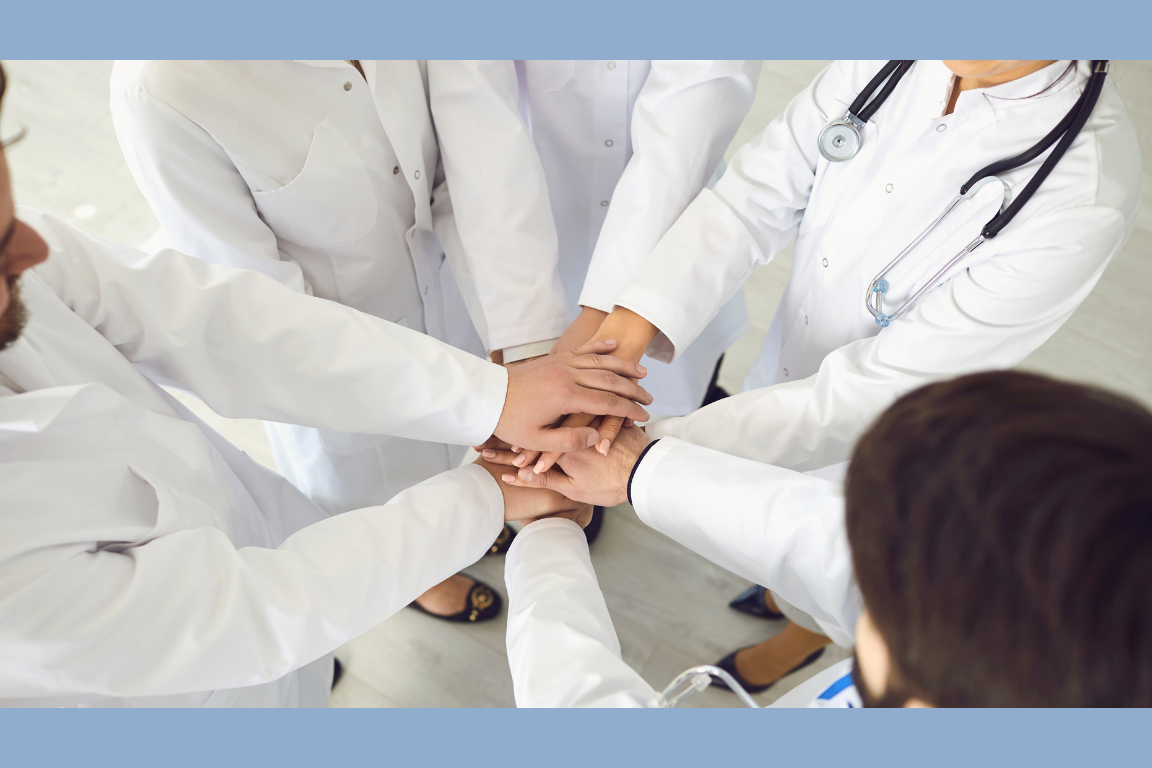 Los cuidados paliativos no son el final medicos uniendo manos