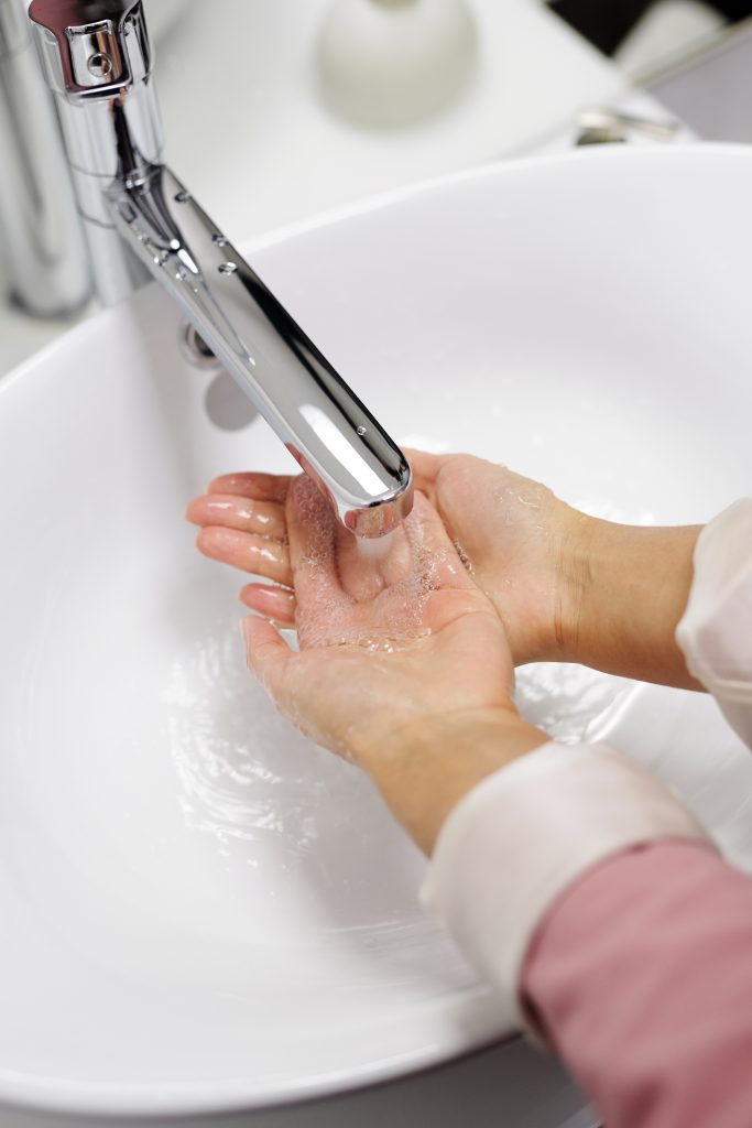 Lavado de manos Foto de Edward Jenner: https://www.pexels.com/es-es/foto/manos-mujer-agua-mojado-4031825/
