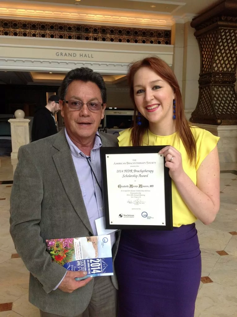 Dra Elisabeth Arrojo PREMIO 2014 HDR Brachytherapy Scholarship Award por la American Brachytherapy Society ABS en 2014 en San Diego California CON DR. ALVARO MARTINEZ