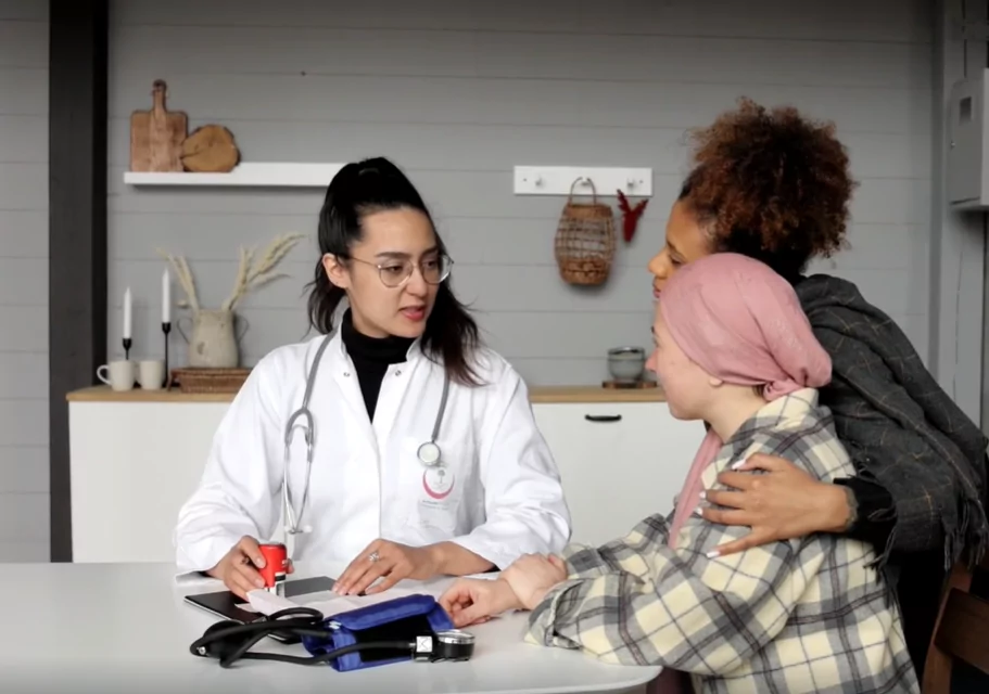 Imagen de segunda opinón medica oncológica con paciente y acompañante