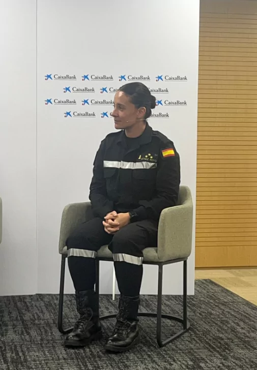 Capitana de la UME Reyes Martinez interviene en la Conferencia de la Dra. Elisabeth Arrojo Atrévete a ser feliz del 20-03